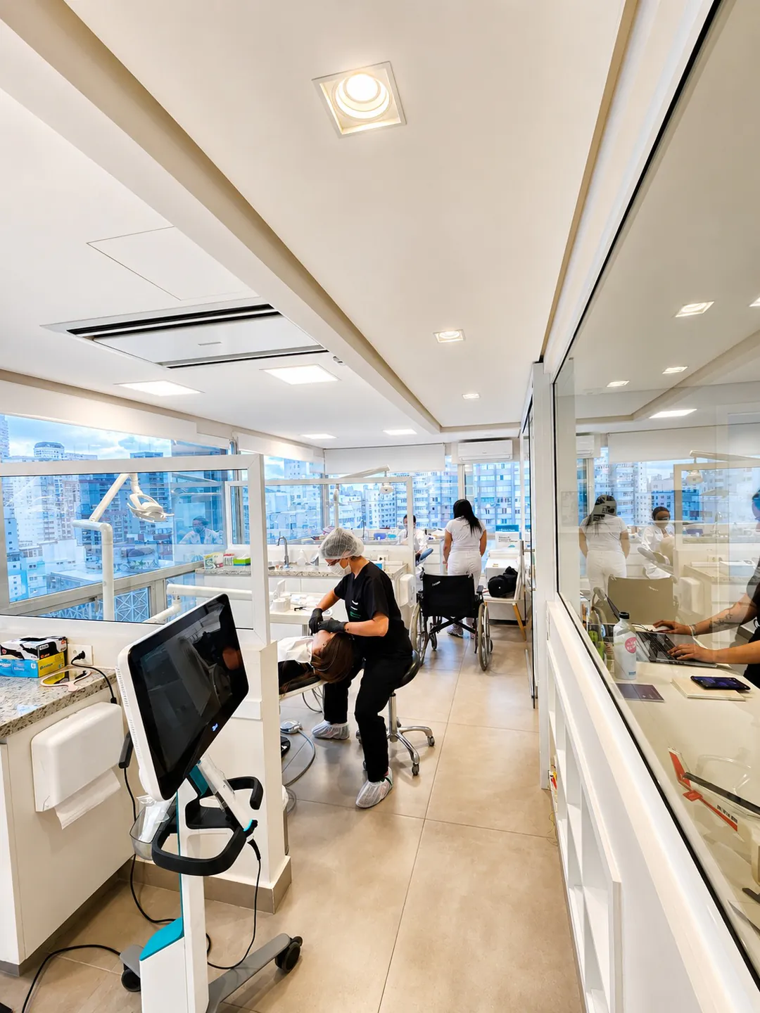 Área clínica da Rittes Odontologia durante um atendimento