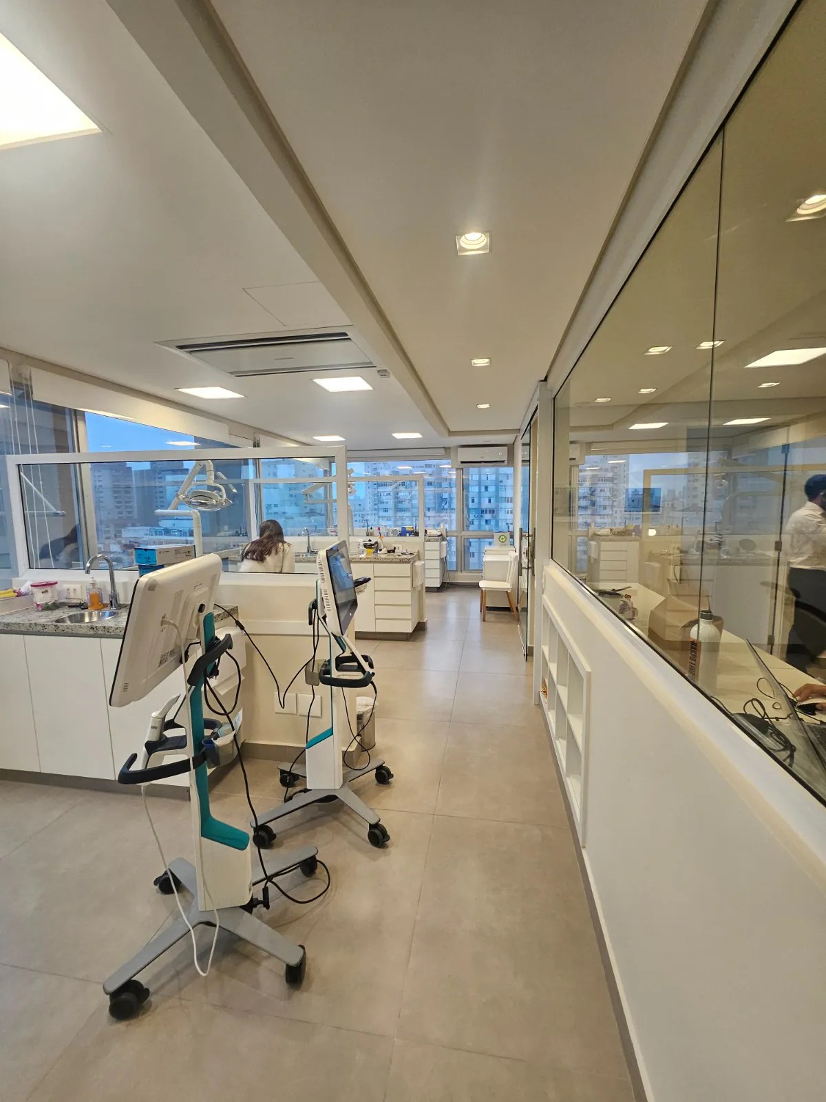 Área clínica da Rittes Odontologia com equipamentos odontológicos